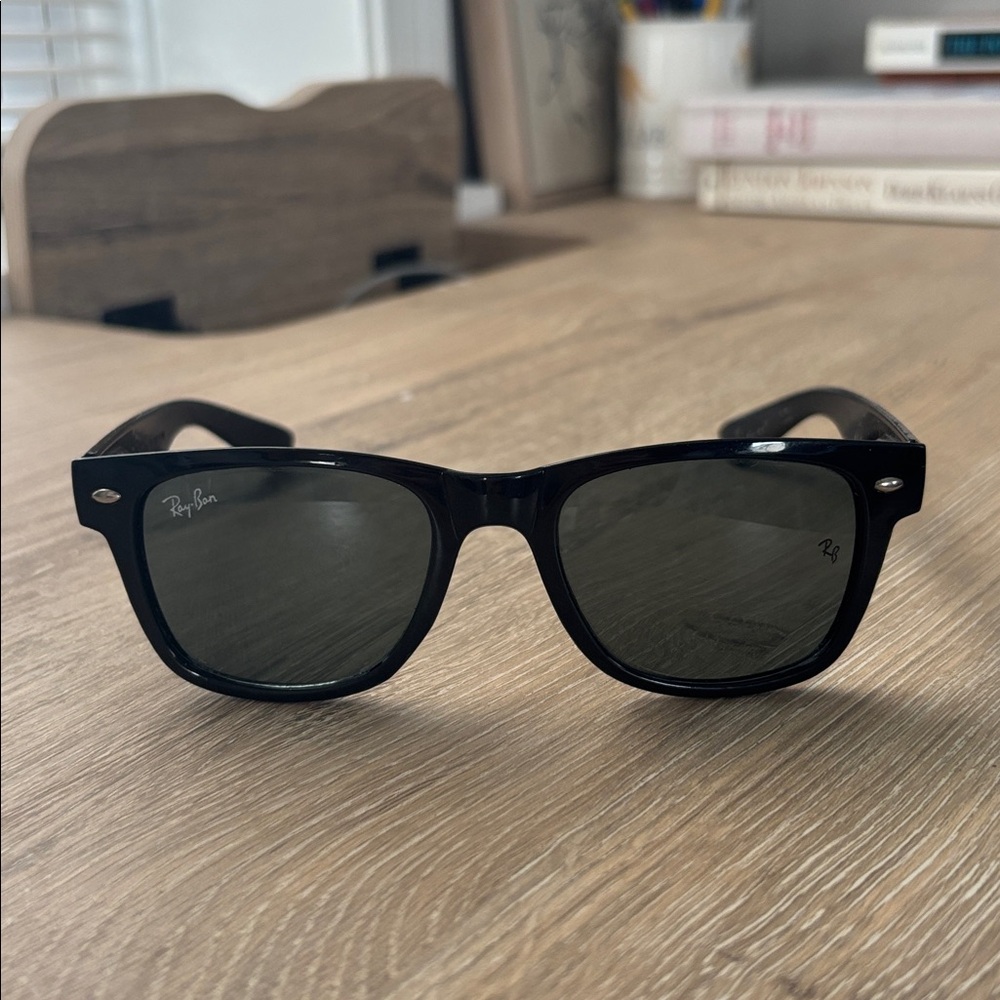 VINTAGE ORIGINAL RAY-BAN WAYFARER BLACK FRAME GRAY LENS DAMAGE AT HINGE AS SHOWN